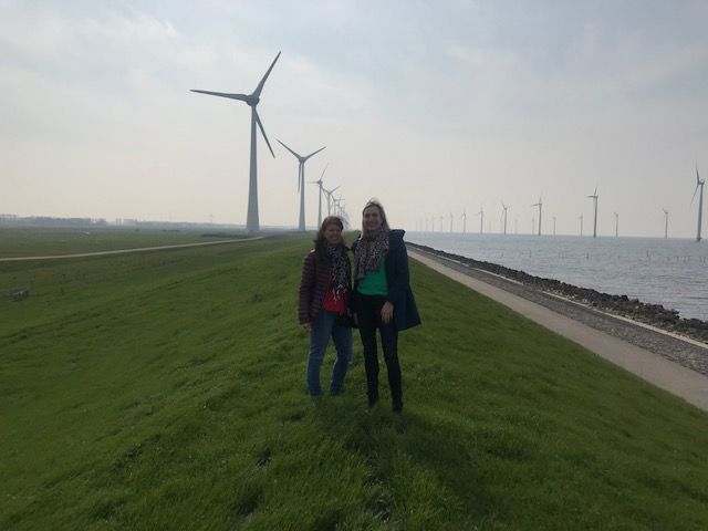 Tineke en Sigrid bij een windmolen
